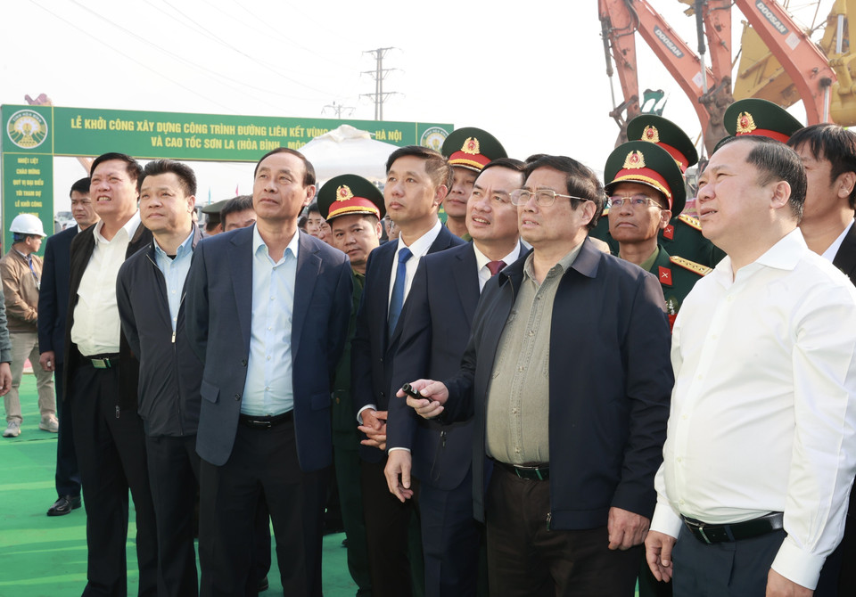 Thủ tướng Phạm Minh Chính xem bản đồ hướng tuyến công trình đường liên kết vùng Hòa Bình-Hà Nội và cao tốc Sơn La đoạn Hòa Bình-Mộc Châu. (Ảnh: Dương Giang/TTXVN)