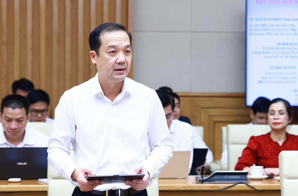 Thứ trưởng Bộ Thông tin và Truyền thông Phạm Đức Long báo cáo sơ kết công tác 6 tháng đầu năm 2024 về chuyển đổi số quốc gia. (Ảnh: Dương Giang/TTXVN)