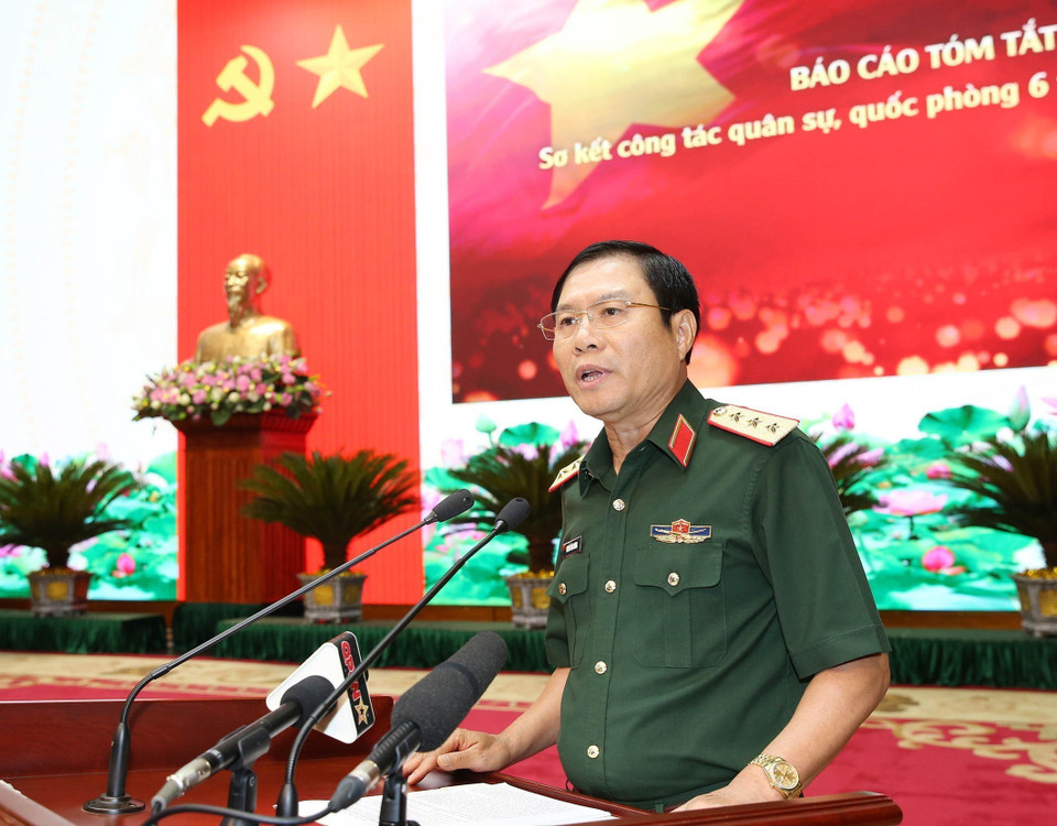 Thượng tướng Nguyễn Tân Cương, Tổng Tham mưu trưởng, Thứ trưởng Bộ Quốc phòng đọc báo cáo tại hội nghị. (Ảnh: Trọng Đức/ TTXVN)