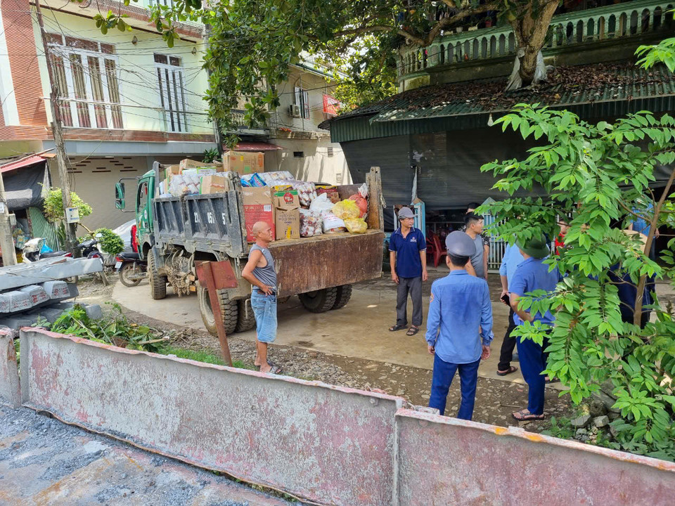 Đến 15h chiều nay, hàng hoá do Tổng công ty Đường sắt Việt Nam đã có mặt tại Ga Lâm Giang. Dự kiến, trong chiều nay, VNR sẽ tiếp nhận hàng chục tấn hàng hóa của bà con khu vực phía Nam: Sài Gòn, Nha Trang... hỗ trợ vùng lũ để vận chuyển ra Bắc. (Ảnh: PV/Vietnam+)