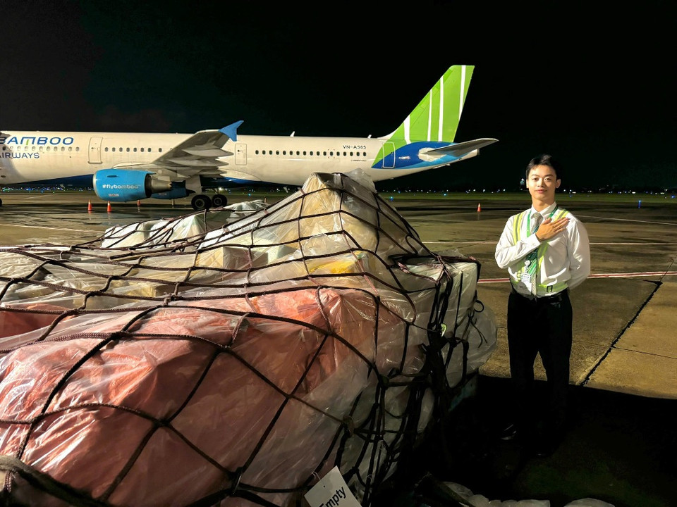 Bamboo Airways mong được chungtay, góp sức hỗ trợ nhanh nhất, kịp thời nhất cho bà con vùng lũ để giúp người dân vượt qua thời điểm khó khăn này. (Ảnh: PV/Vietnam+)
