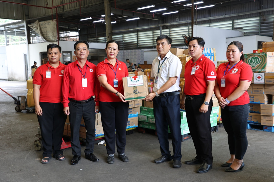 Hàng hóa cứu trợ được chuyển đến Vietnam Airlines thông qua các đơn vị, tổ chức như Văn phòng Trung ương Đảng T78, Hội chữ thập đỏ Thành phố Hồ Chí Minh, UB Mặt trận Tổ quốc Việt Nam… (Ảnh: PV/Vietnam+)