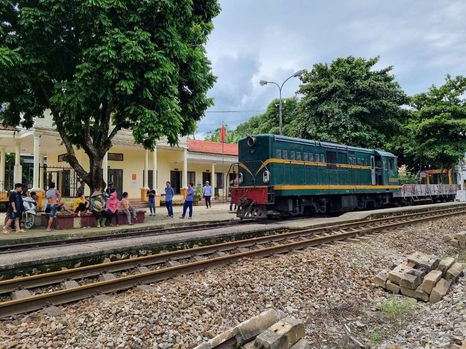 Ngay sau khi Ủy ban Nhân dân xã Lâm Giang (Văn Yên, Yên Bái) đề nghị bố trị phương tiện vận chuyển hàng hóa, Tổng công ty Đường sắt đã lập tức huy động phương tiện gần nhất để vận chuyển 2,5 tấn hàng là nhu yếu phẩm lên hỗ trợ bà con vùng lũ. (Ảnh: PV/Vietnam+)