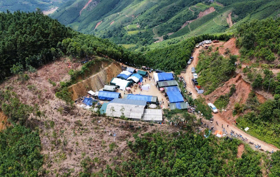 Lực lượng chức năng đã dựng lều ở tạm cho người dân xóm Bản Cái, cách nơi ở cũ khoảng 2km. (Ảnh: Hoàng Hiếu/TTXVN)