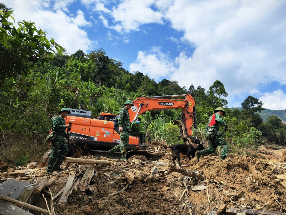Các phương tiện cơ giới được huy động để tìm kiếm nạn nhân bị mất tích. (Ảnh: Hoàng Hiếu/TTXVN)