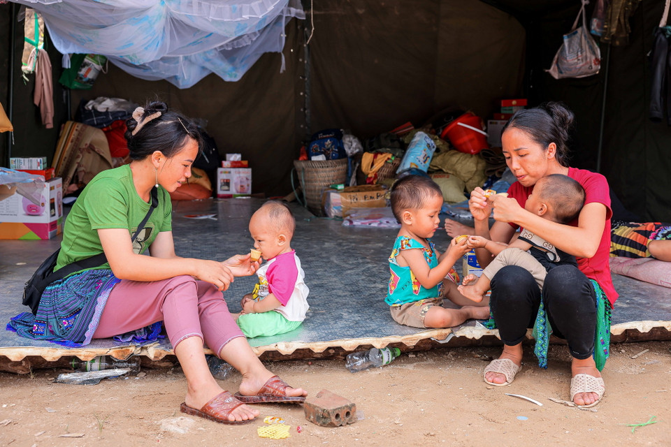 Người dân xóm Bản Cái hiện đang sinh sống tại nơi ở tạm trong khi chờ nơi ở mới đang được xây dựng. (Ảnh: Hoàng Hiếu/TTXVN)