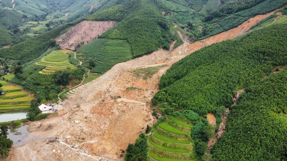 Vụ sạt lở đất từ trên núi vào lúc 14 giờ ngày 9/9 làm 18 người dân xóm Bản Cái bị chết và mất tích. (Ảnh: Hoàng Hiếu/TTXVN)