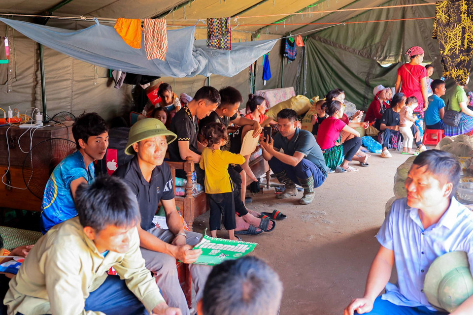 Người dân xóm Bản Cái hiện đang sinh sống tại nơi ở tạm trong khi chờ nơi ở mới đang được xây dựng. (Ảnh: Hoàng Hiếu/TTXVN)
