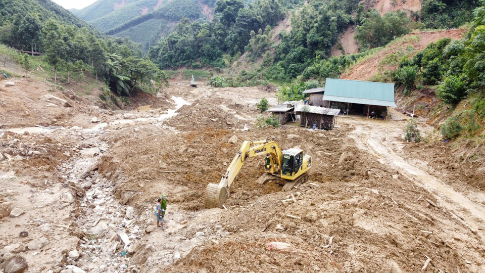 Lực lượng công an, quân đội cùng máy móc cơ giới nỗ lực, khẩn trương tìm kiếm các nạn nhân đang mất tích. (Ảnh: Hoàng Hiếu/TTXVN)