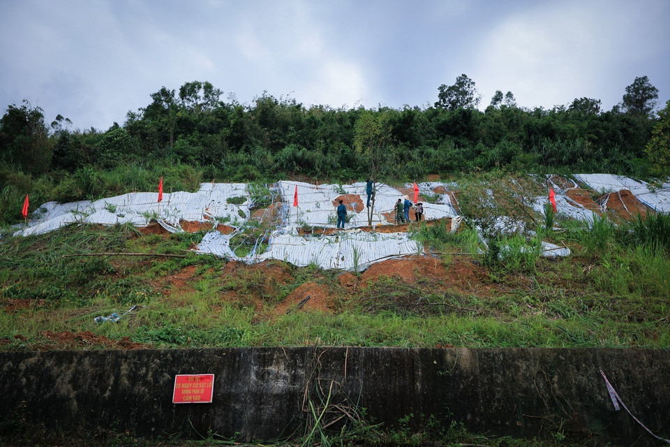 Chính quyền xã Lâm Sơn đang khẩn trương phối hợp với các đơn vị chức năng thực hiện kè chống sạt lở, lên phương án tổ chức san gạt, hạ cốt khu vực trượt sạt nguy hiểm, hạ tải đồi Lủ Thao. (Ảnh: Trọng Đạt/TTXVN)