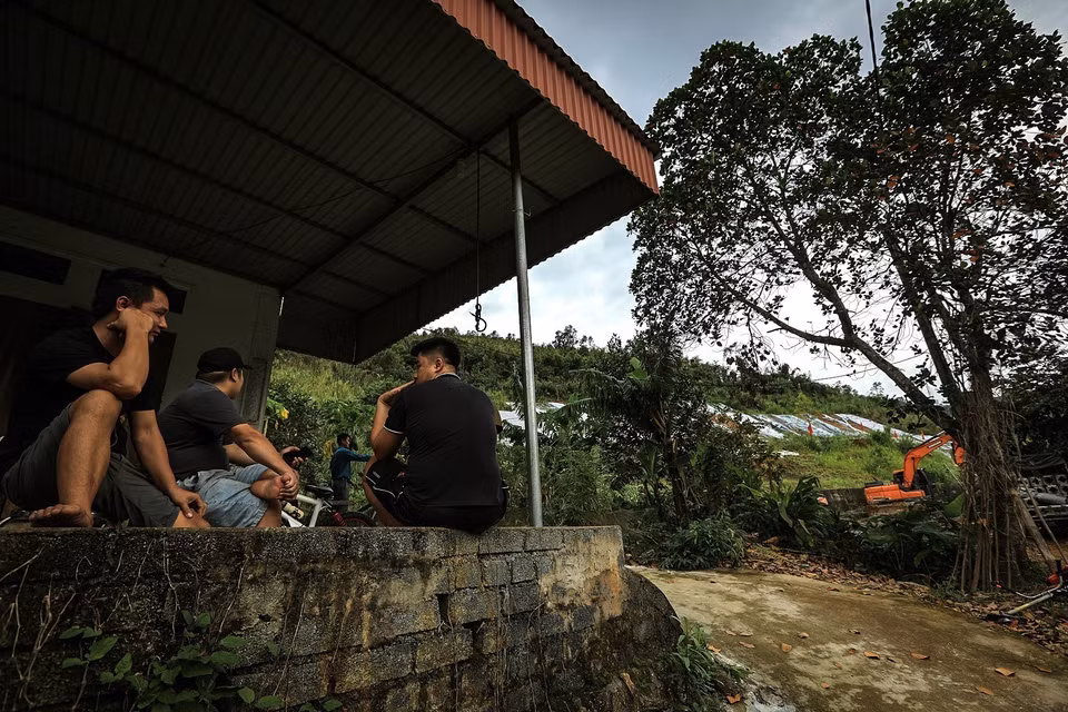 Người dân sinh sống dưới chân đồi Lủ Thao mong ngóng những giải pháp chống sạt lở của chính quyền huyện Lương Sơn để sớm ổn định cuộc sống. (Ảnh: Trọng Đạt/TTXVN)