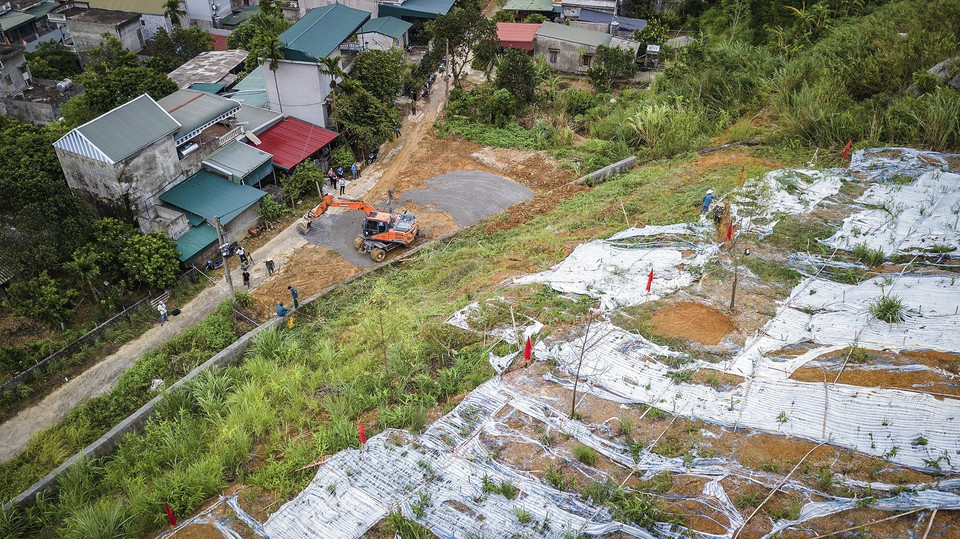 Khu vực đồi Lủ Thao xuất hiện nhiều dấu hiệu cảnh báo nguy cơ sạt trượt rất cao xuống khu vực dân cư gần chân đồi. (Ảnh: Trọng Đạt/TTXVN)