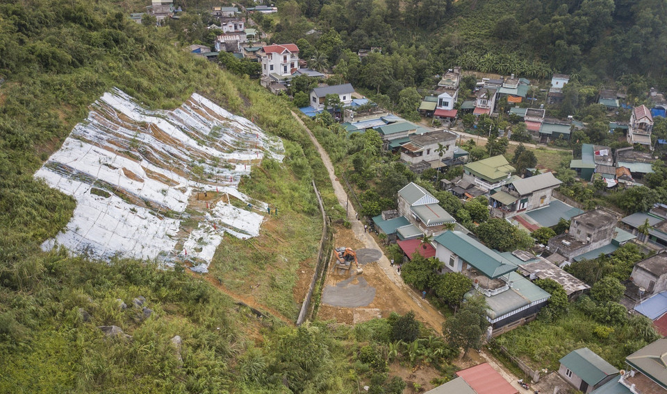 Khu vực đồi Lủ Thao xuất hiện nhiều dấu hiệu cảnh báo nguy cơ sạt trượt rất cao xuống khu vực dân cư gần chân đồi. (Ảnh: Trọng Đạt/TTXVN)