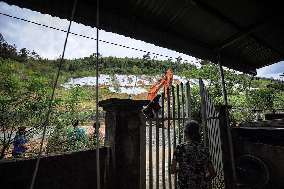 Bà Nguyễn Thị Tâm 75 tuổi sinh sống cùng gia đình ngay dưới điểm có nguy cơ sạt lở cao ở chân đồi Lủ Thao. (Ảnh: Trọng Đạt/TTXVN)