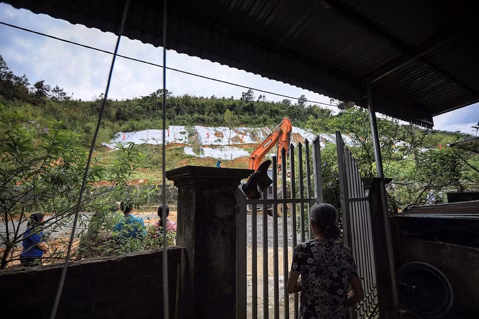 Bà Nguyễn Thị Tâm 75 tuổi sinh sống cùng gia đình ngay dưới điểm có nguy cơ sạt lở cao ở chân đồi Lủ Thao. (Ảnh: Trọng Đạt/TTXVN)