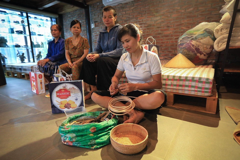 Các hộ dân tranh thủ làm thêm trong thời gian di dời trong những ngày bị ảnh hưởng bởi thiên tai. (Ảnh: Trọng Đạt/TTXVN)