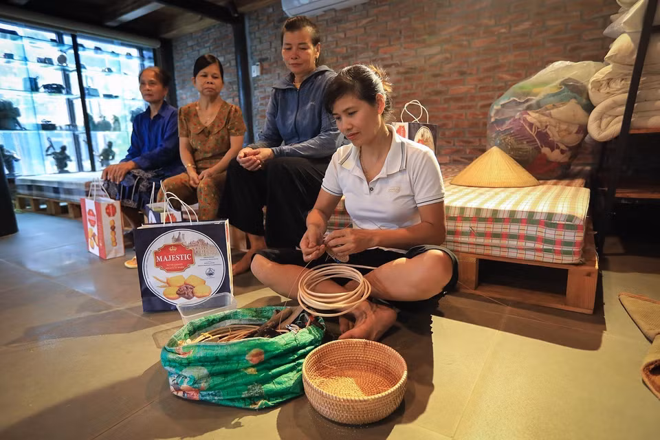 Các hộ dân tranh thủ làm thêm trong thời gian di dời trong những ngày bị ảnh hưởng bởi thiên tai. (Ảnh: Trọng Đạt/TTXVN)