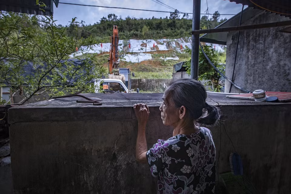 Bà Nguyễn Thị Tâm 75 tuổi mong ngóng những giải pháp chống sạt lở đồi Lủ Thao của chính quyền huyện Lương Sơn đã nhiều năm qua. (Ảnh: Trọng Đạt/TTXVN)