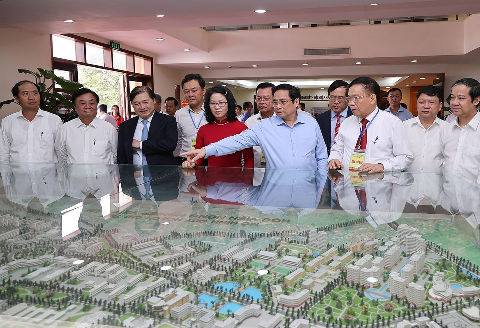 Thủ tướng Phạm Minh Chính thăm Phòng truyền thống của Học viện Nông nghiệp Việt Nam. (Ảnh: Dương Giang/TTXVN)