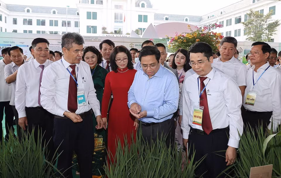 Hình ảnh Thủ tướng Phạm Minh Chính thăm các gian hàng trưng bày sản phẩm nông nghiệp. (Ảnh: Dương Giang/TTXVN)