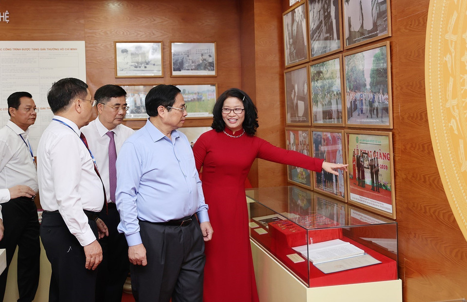 Thủ tướng Phạm Minh Chính thăm Phòng truyền thống của Học viện Nông nghiệp Việt Nam. (Ảnh: Dương Giang/TTXVN)