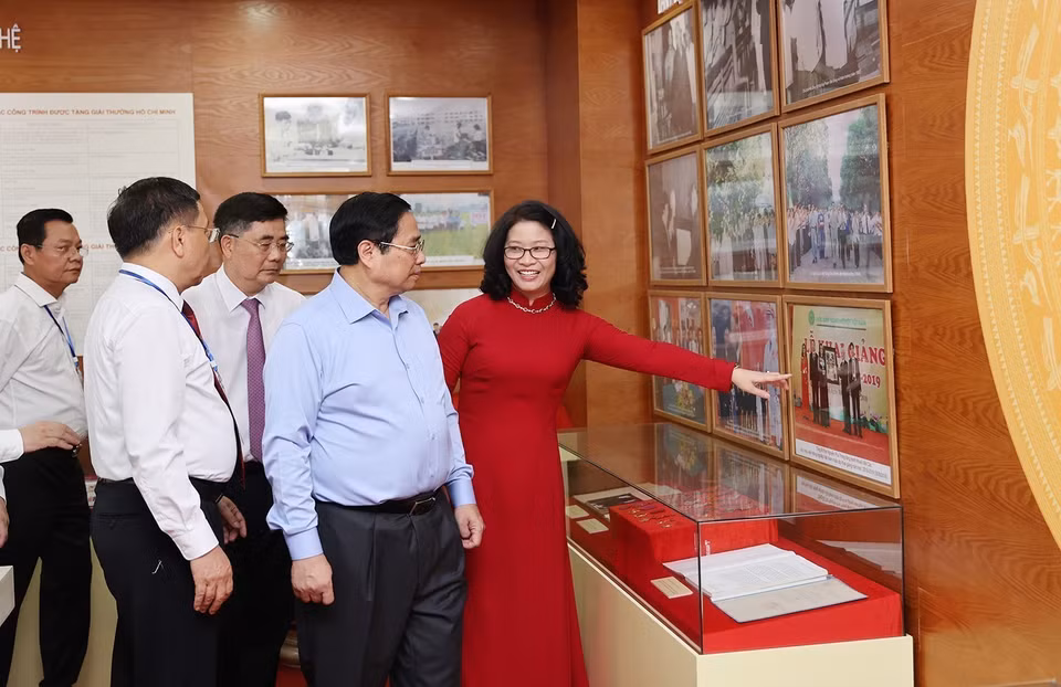 Thủ tướng Phạm Minh Chính thăm Phòng truyền thống của Học viện Nông nghiệp Việt Nam. (Ảnh: Dương Giang/TTXVN)