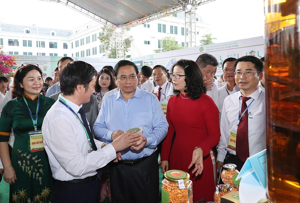 Thủ tướng Phạm Minh Chính thăm các gian hàng trưng bày sản phẩm nông nghiệp. (Ảnh: Dương Giang/TTXVN)