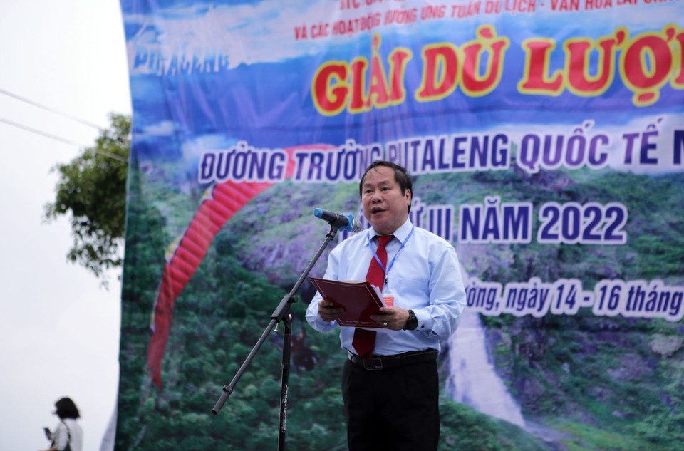 Phó Chủ tịch Thường trực Ủy ban Nhân dân tỉnh Lai Châu Tống Thanh Hải phát biểu khai mạc Giải Dù lượn đường trường Pu Ta Leng Quốc tế mở rộng lần thứ III. (Ảnh: Quý Trung/TTXVN)