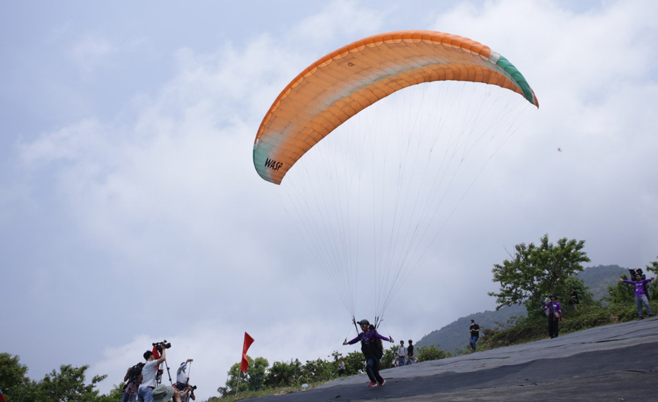 Phi công cất cánh điểm xuất phát tại bản Sì Thâu Chải, xã Sì Thâu Chải, huyện Tam Đường tỉnh Lai Châu nơi có độ cao hơn 1450m so với mực nước biển. (Ảnh: Quý Trung/TTXVN)