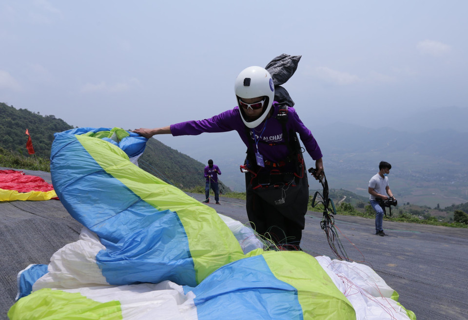 Phi công chuẩn bị cất cánh tại bản Sì Thâu Chải, xã Sì Thâu Chải, huyện Tam Đường, tỉnh Lai Châu. (Ảnh: Quý Trung/TTXVN)