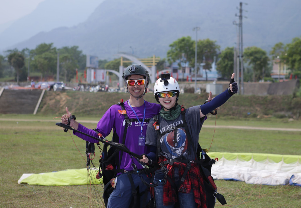 Niềm vui của các phi công sau khi hạ cánh an toàn. (Ảnh: Quý Trung/TTXVN)