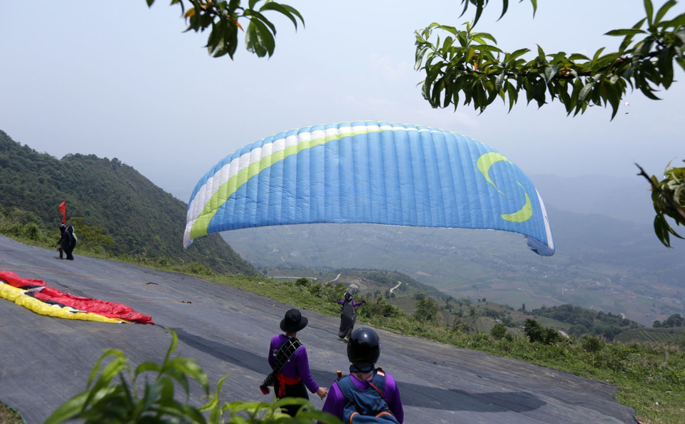 Phi công chuẩn bị cất cánh tại điểm xuất phát bản Sì Thâu Chải, xã Sì Thâu Chải, huyện Tam Đường tỉnh Lai Châu nơi có độ cao hơn 1450m so với mực nước biển. (Ảnh: Quý Trung/TTXVN)