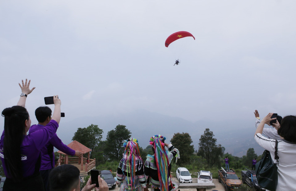 Giải dù lượn năm nay quy tụ 100 phi công trong đó 3 phi công nước ngoài đến từ nước Anh và Singapore tham gia tranh tài ở 2 nội dung thi đấu: đường trường và hạ cánh chính xác.(Ảnh: Quý Trung/TTXVN)