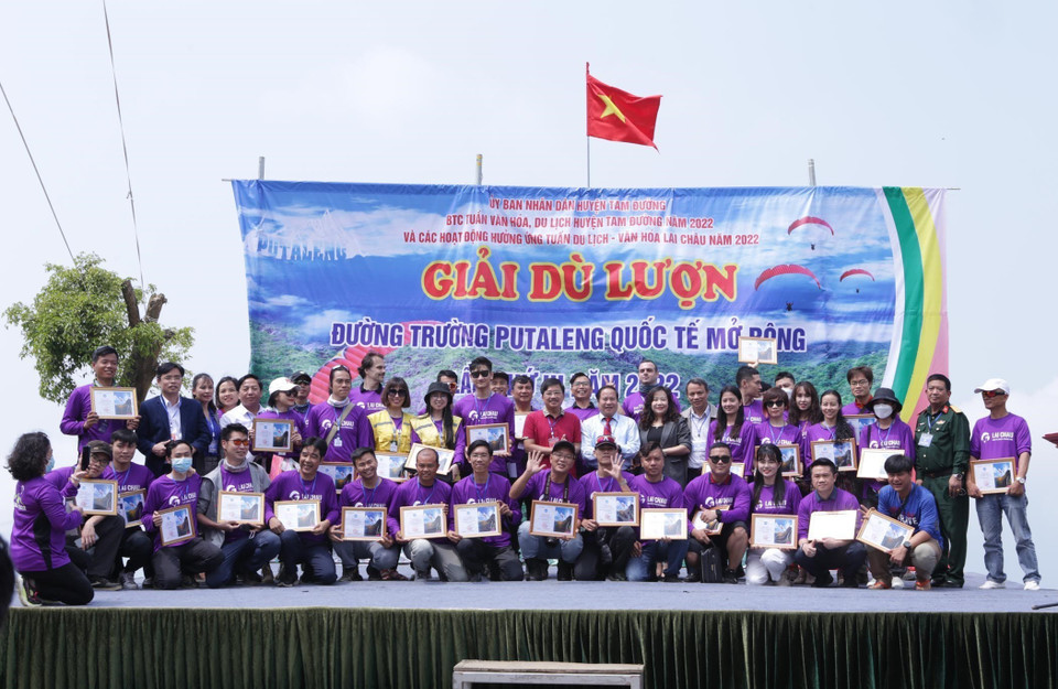 Ban tổ chức tặng giấy chứng nhận cho các phi công tham gia giải. (Ảnh: Quý Trung/TTXVN)