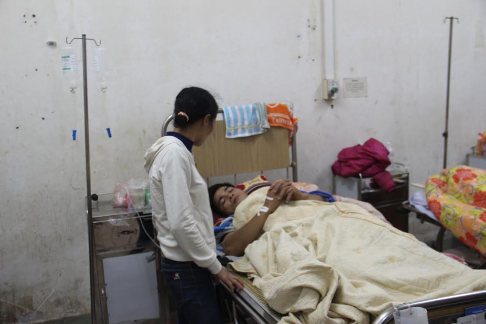  Nạn nhân trong vụ tai nạn giao thông trên tuyến cao tốc Nội Bài- Lào Cai được chuyển về điều trị tại bệnh viện Đa khoa tỉnh Vĩnh Phúc. (Ảnh: Nguyễn Trọng Lịch/Vietnam+)