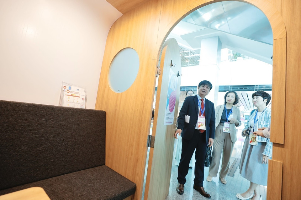 Đại biểu tham quan phòng nuôi con bằng sữa mẹ tại sân bay quốc tế Đà Nẵng. (Ảnh: Minh Quyết/TTXVN)