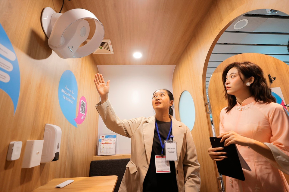 Giới thiệu các tiện nghi được trang bị bên trong phòng nuôi con bằng sữa mẹ tại sân bay quốc tế Đà Nẵng. (Ảnh: Minh Quyết/TTXVN)