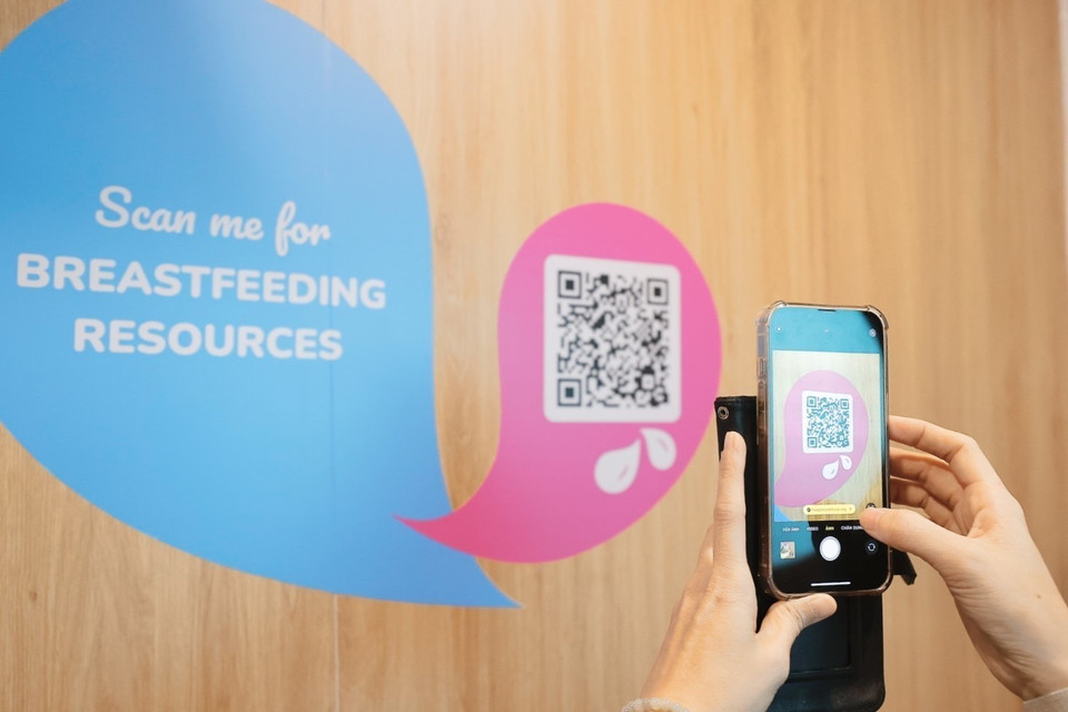 Người dùng có thể dùng điện thoại thông minh quét mã QR Code để tra cứu thông tin. (Ảnh: Minh Quyết/TTXVN)