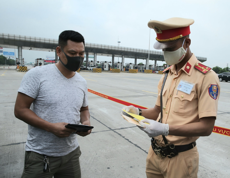 Lực lượng Cảnh sát giao thông tiến hành dừng xe, kiểm tra người điều khiển phương tiện. (Ảnh: Doãn Tấn/TTXVN)