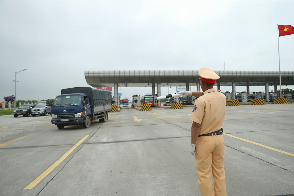 Lực lượng Cảnh sát giao thông tiến hành dừng xe, kiểm tra người điều khiển phương tiện. (Ảnh: Doãn Tấn/TTXVN)