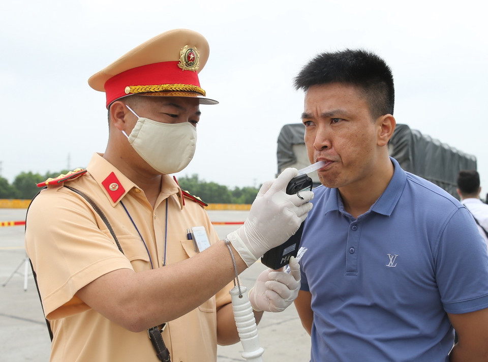 Lực lượng Cảnh sát giao thông kiểm tra nồng độ cồn đối với lái xe. (Ảnh: Doãn Tấn/TTXVN)
