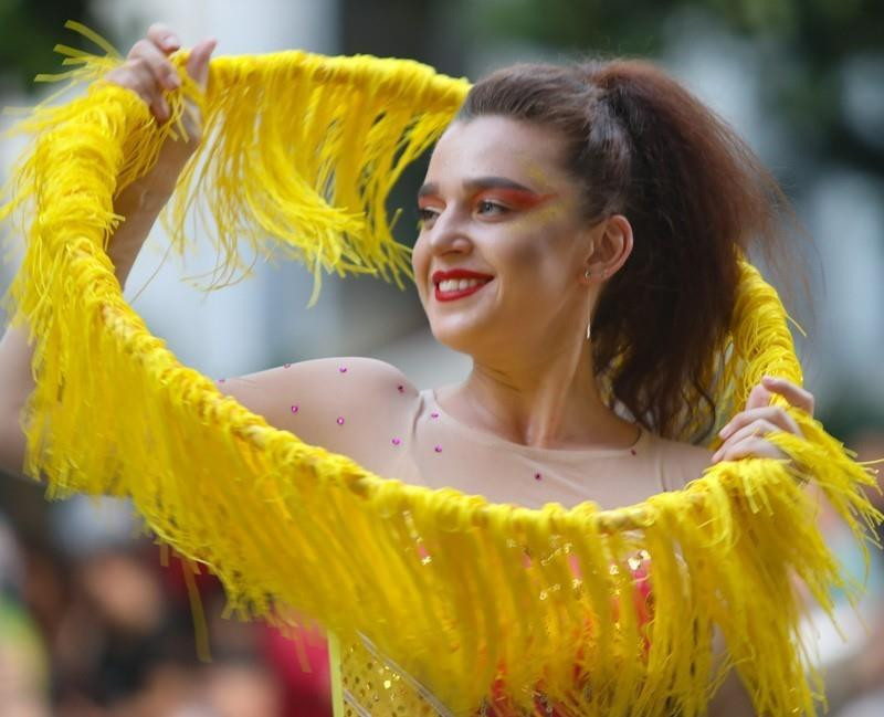 Các nghệ sỹ quốc tế trong trang phục rực rỡ và âm nhạc rộn ràng biểu diễn và diễu hành trên phố đi bộ Hồ Gươm.(Ảnh: Thanh Tùng/TTXVN)