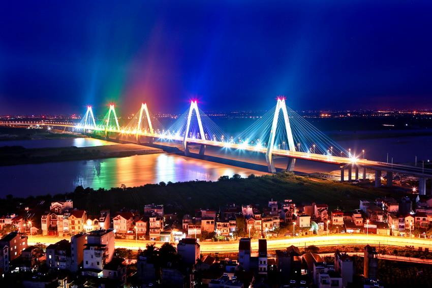 Cầu Nhật Tân lung linh trong đêm. (Ảnh: Huy Hùng/TTXVN)