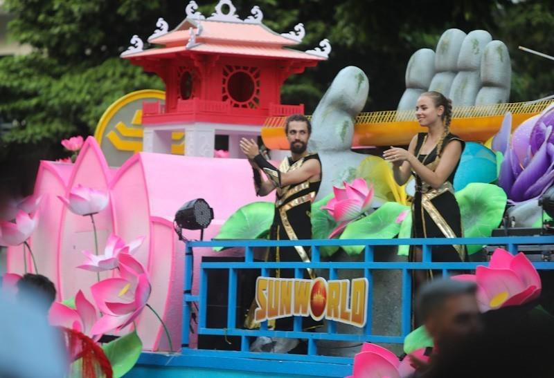  Các nghệ sỹ quốc tế trong trang phục rực rỡ và âm nhạc rộn ràng biểu diễn và diễu hành trên phố đi bộ Hồ Gươm.(Ảnh: Thanh Tùng/TTXVN)(Ảnh: Thanh Tùng/TTXVN)