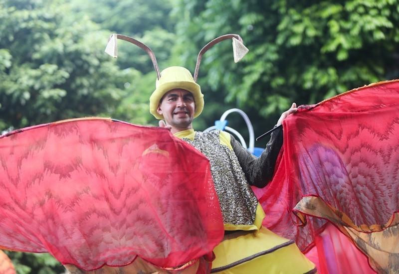 Các nghệ sỹ quốc tế trong trang phục rực rỡ và âm nhạc rộn ràng biểu diễn và diễu hành trên phố đi bộ Hồ Gươm.(Ảnh: Thanh Tùng/TTXVN)