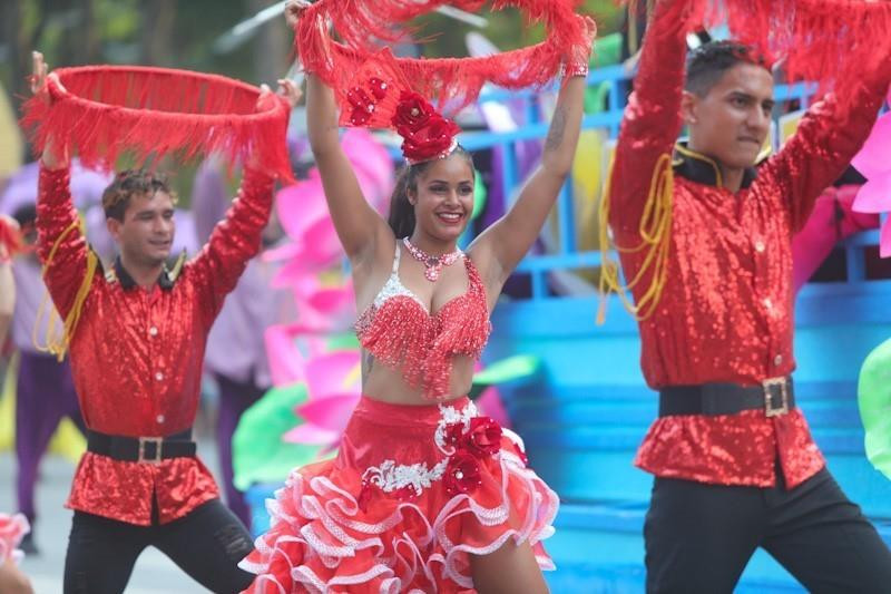 Các nghệ sỹ quốc tế trong trang phục rực rỡ và âm nhạc rộn ràng biểu diễn và diễu hành trên phố đi bộ Hồ Gươm.(Ảnh: Thanh Tùng/TTXVN)