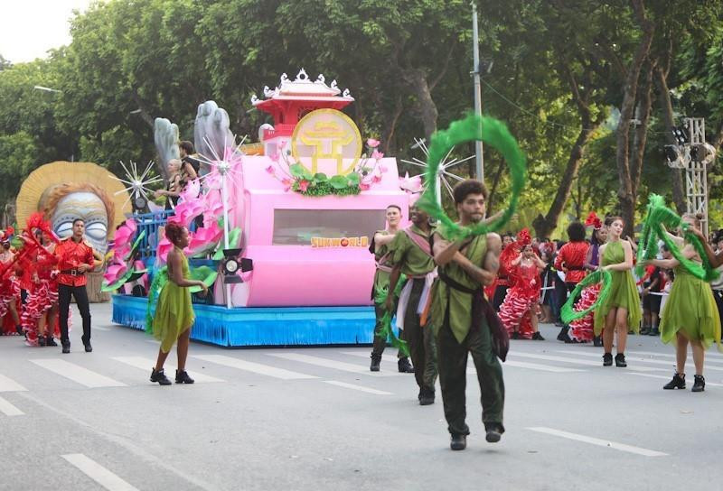 Xe diễu hành mang biểu tượng của thành phố Hà Nội. (Ảnh: Thanh Tùng/TTXVN)