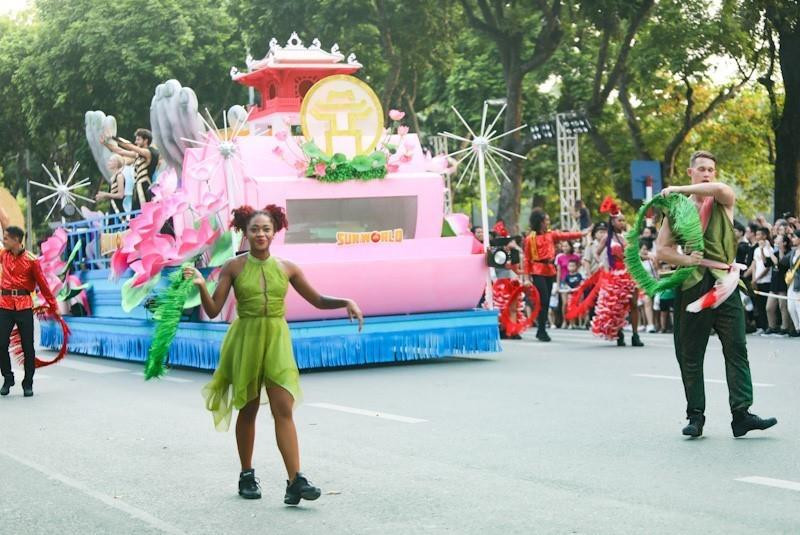 Xe diễu hành mang biểu tượng của thành phố Hà Nội. (Ảnh: Thanh Tùng/TTXVN)