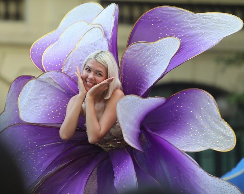 Nghệ sỹ quốc tế biểu diễn trong Carnival đường phố chiều 6/10/2019. (Ảnh: Thanh Tùng/TTXVN)