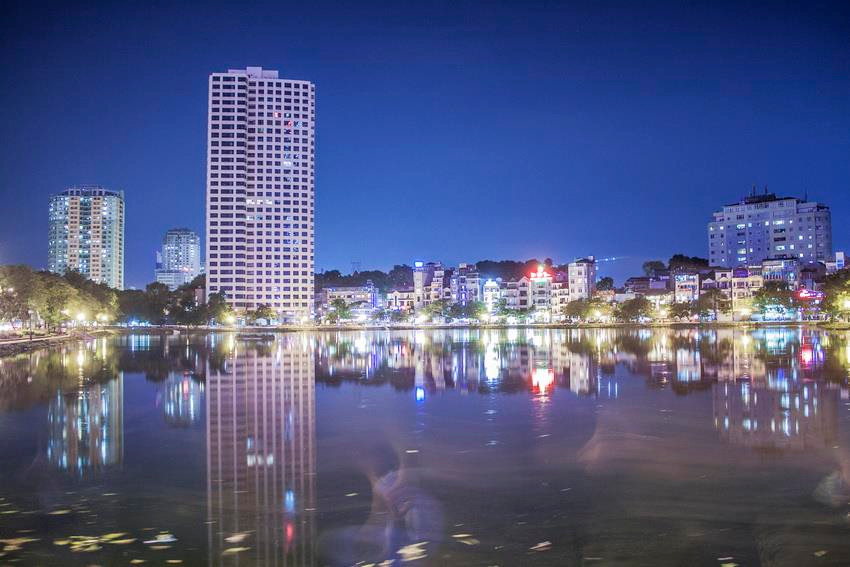 Bên hồ Ngọc Khánh. (Ảnh: Trọng Đạt/TTXVN)